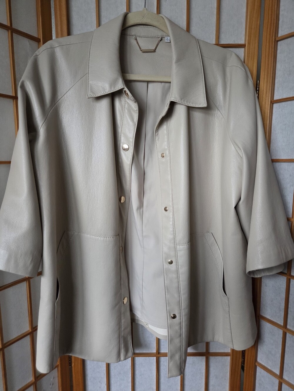 NEW WOMENS CHICO'S BEIGE FAUX LEATHER 3/4 SLEEVES CROPPED JACKET SIZE 2 (LARGE)